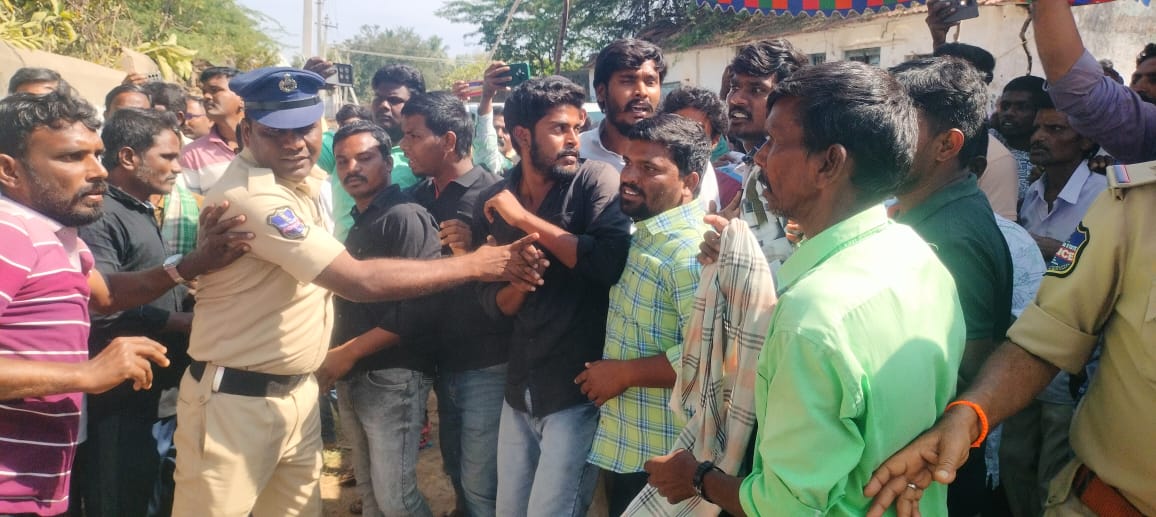 తుంగతుర్తి గ్రామసభ రసభాస .... ఎమ్మెల్యే ఎమ్మెల్యే అడ్డుకున్న గ్రామస్తులు గ్రామస్తులు