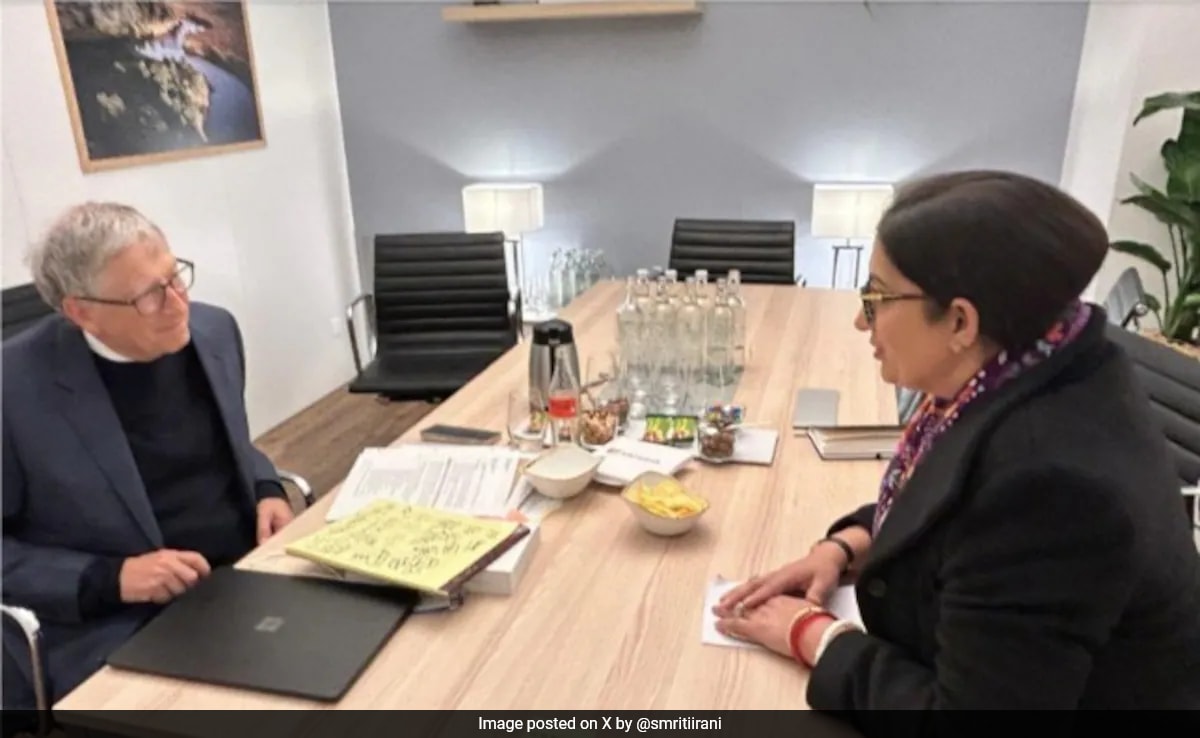 దావోస్‌లో బిల్ గేట్స్‌తో స్మృతి ఇరానీ యొక్క "ప్రభావవంతమైన సమావేశం"