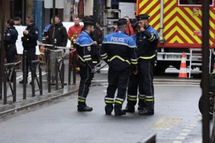 1 ఫ్రాన్స్ కత్తి దాడిలో మరణించిన మాక్రాన్ దీనిని "ఇస్లామిస్ట్ టెర్రర్ యాక్ట్" అని పిలుస్తాడు