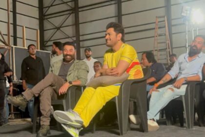 ఎంఎస్ ధోని వాచ్స్ ఇండియా వర్సెస్ పాకిస్తాన్ ఎండ డియోల్ తో పాకిస్తాన్ ఘర్షణ, వీడియో వైరల్ అవుతుంది. చూడండి