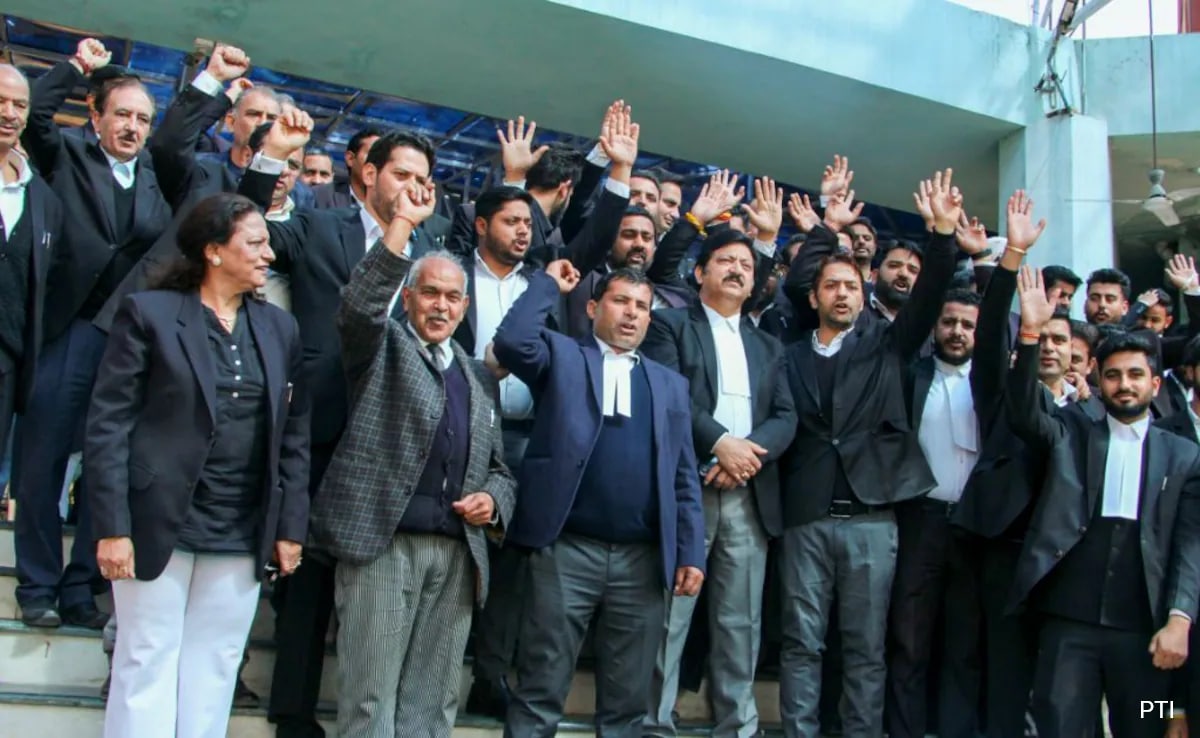 నిరసనల మధ్య, న్యాయవాదుల చట్టాన్ని సవరించడానికి ముసాయిదా బిల్లును సవరించడానికి కేంద్రం