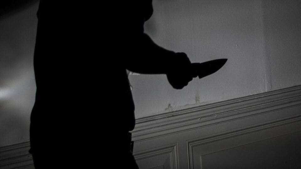 బపట్ల నేరం: ప్రేమించాలంటూ యువతికి కత్తితో బెదిరింపు ...! చేయి కోసుకున్న