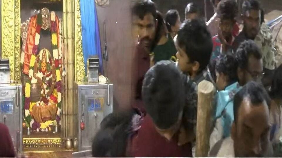 భక్తులతో బాసర సరస్వతీ సరస్వతీ ఆలయం కిటకిట ..