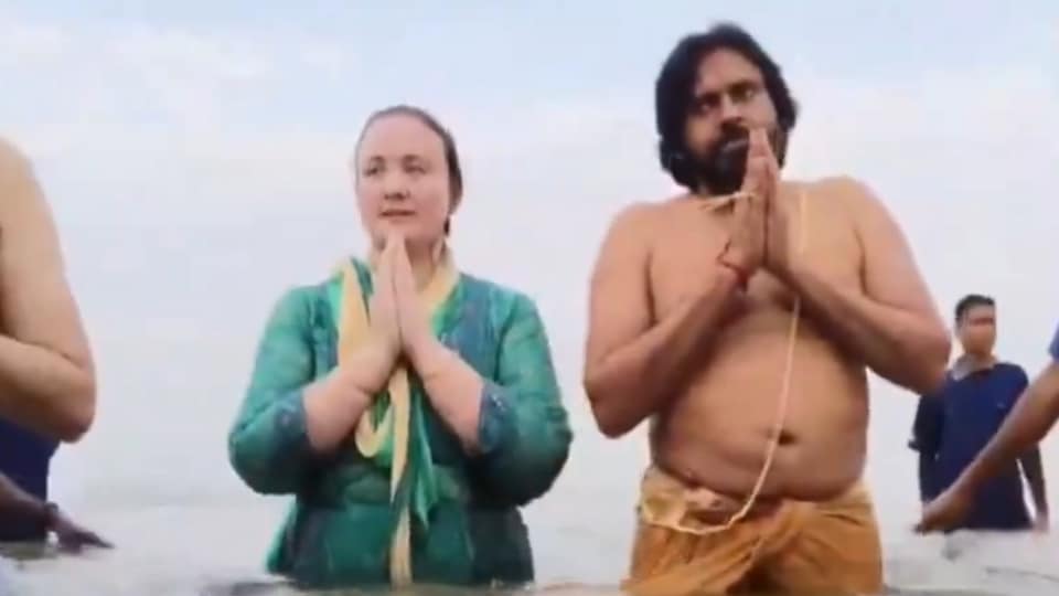 మహాకుంభ మేళాలో పాల్గొన్న పాల్గొన్న పవన్ కల్యాణ్ కల్యాణ్ కల్యాణ్ కల్యాణ్ కుటుంబ కుటుంబ సభ్యులతో కలిసి పుణ్యస్నానం పుణ్యస్నానం- ap డిప్యూటీ సిఎమ్ పవన్ కళ్యాణితో పాటు ఫ్యామిలీ పవిత్ర స్నానంతో ప్రార్థనరాజ్ మహా కుంభ మేలా, ఆంధ్ర ఆంధ్ర న్యూస్ న్యూస్