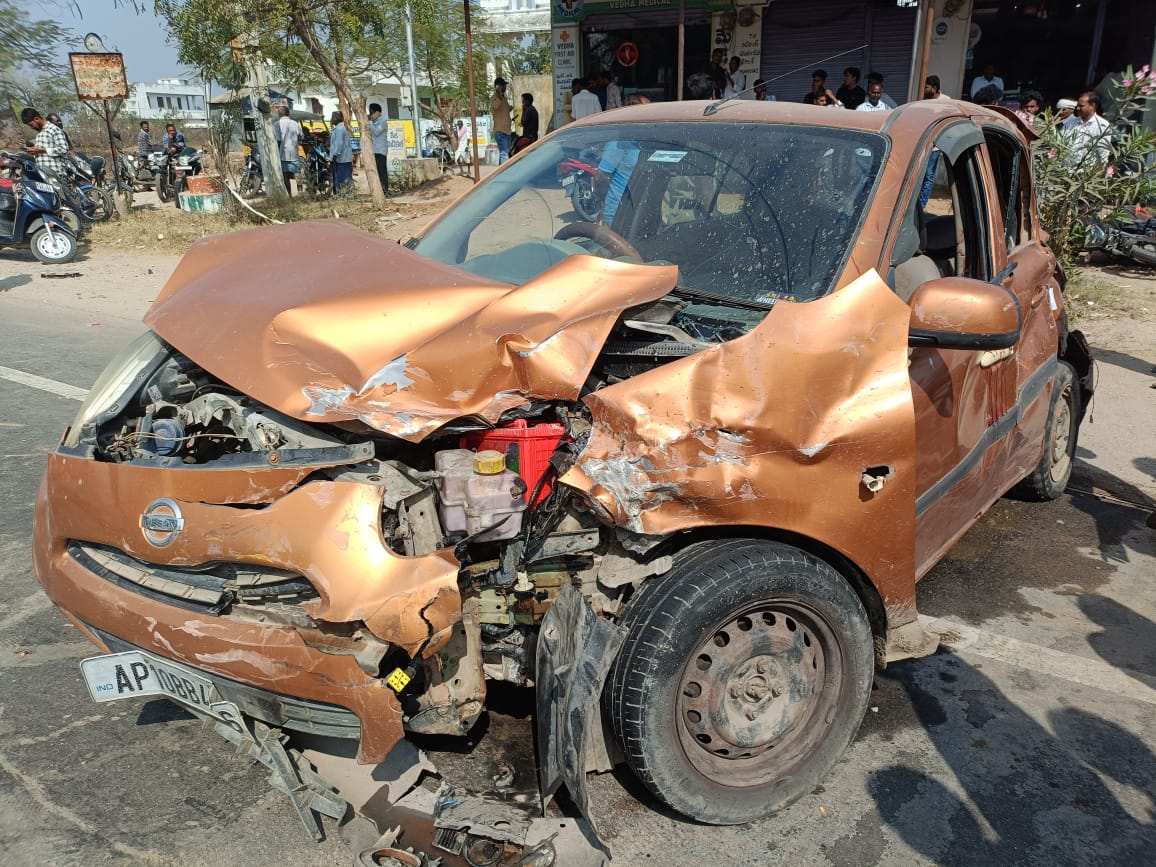 రోడ్డు ప్రమాదంలో వ్యక్తికి తీవ్ర తీవ్ర