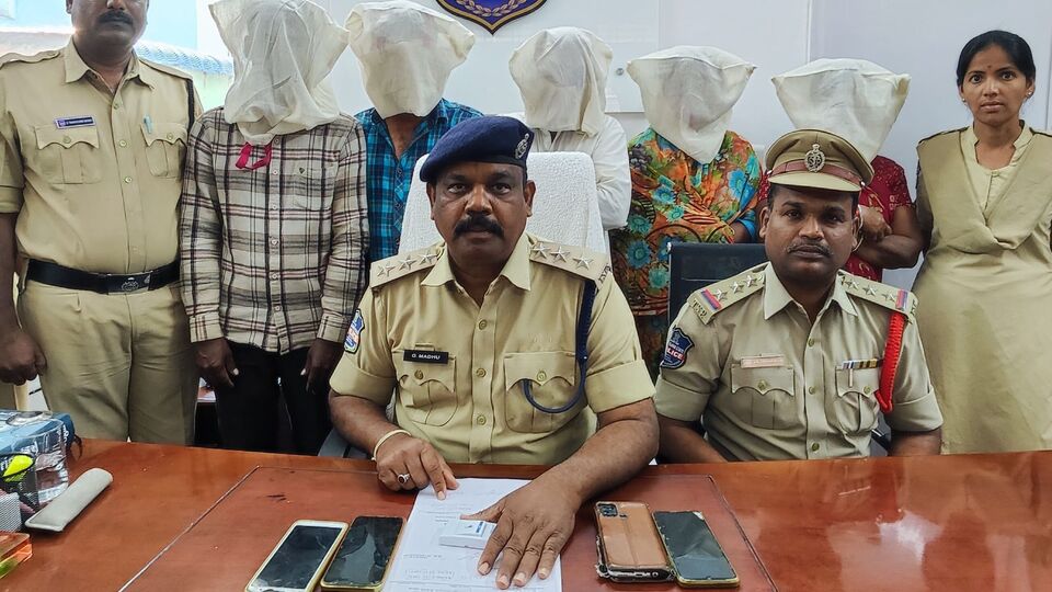 సిద్దీపెట్ క్రైమ్: సిద్దిపేట సిద్దిపేట లో దారుణం కోసం కోసం తమ్ముణ్ణి చంపిన చంపిన అక్క, బావ .. ఐదుగురి ఐదుగురి అరెస్ట్‌ అరెస్ట్‌ ఐదుగురి