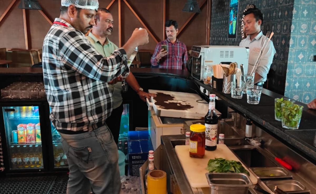 హైదరాబాద్‌లోని కేక్ డి హట్టి మరియు పోష్నోష్ లాంజ్ వద్ద గడువు ముగిసిన ఆహారం మరియు ఇతర ఉల్లంఘనలు