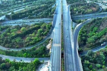 అధ్వాన్నంగా హైదరాబాద్ ఔటర్‌ రింగ్‌ రింగ్‌ రోడ్డు రోడ్డు నిర్వహణ నిర్వహణ వాహనదారులు వాహనదారులు వాహనదారులు వాహనదారులు!