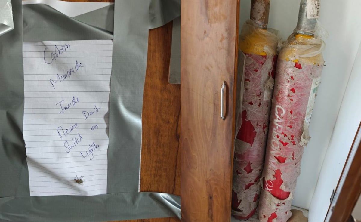 ఆరోగ్య సమస్యలను ఉటంకిస్తూ, మనిషి విష వాయువును పీల్చుకుంటాడు, చనిపోతాడు