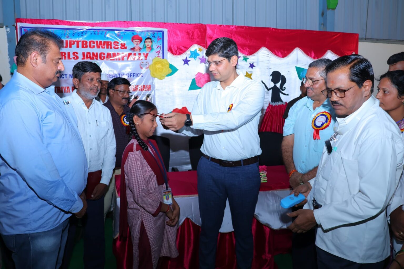 కంటి చూపు లోపించిన వారికి వారికి కళ్ళద్దాలు: కలెక్టర్