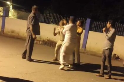 కర్ణాటక బిజెపి నాయకుడు, మిడ్నైట్ స్లాప్ పోరాటంలో కాప్. వీడియో వైరల్