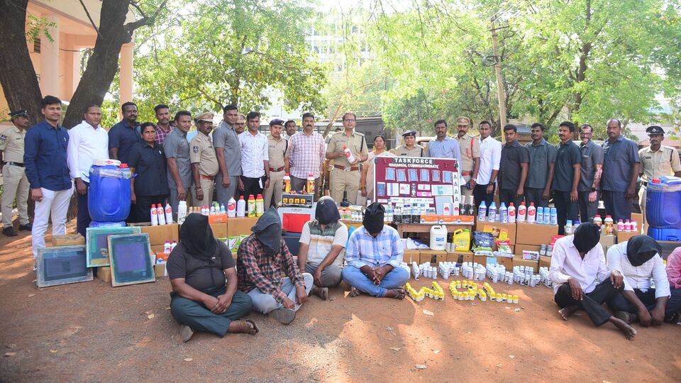 కాలం కాలం, కల్తీ పురుగు మందులతో మందులతో ...! మోసాలకు పాల్పడుతున్న ముఠా ముఠా అరెస్ట్- వారంగల్ పోలీసు అరెస్ట్ ముఠా కల్తీ పురుగుమందులతో మోసానికి పాల్పడింది, తెలంగాణ తెలంగాణ