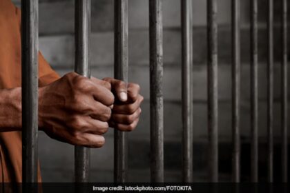 ట్రిపుల్ హత్యకు యుకె క్రాస్బో కిల్లర్ జీవితానికి జైలు శిక్ష అనుభవించాడు