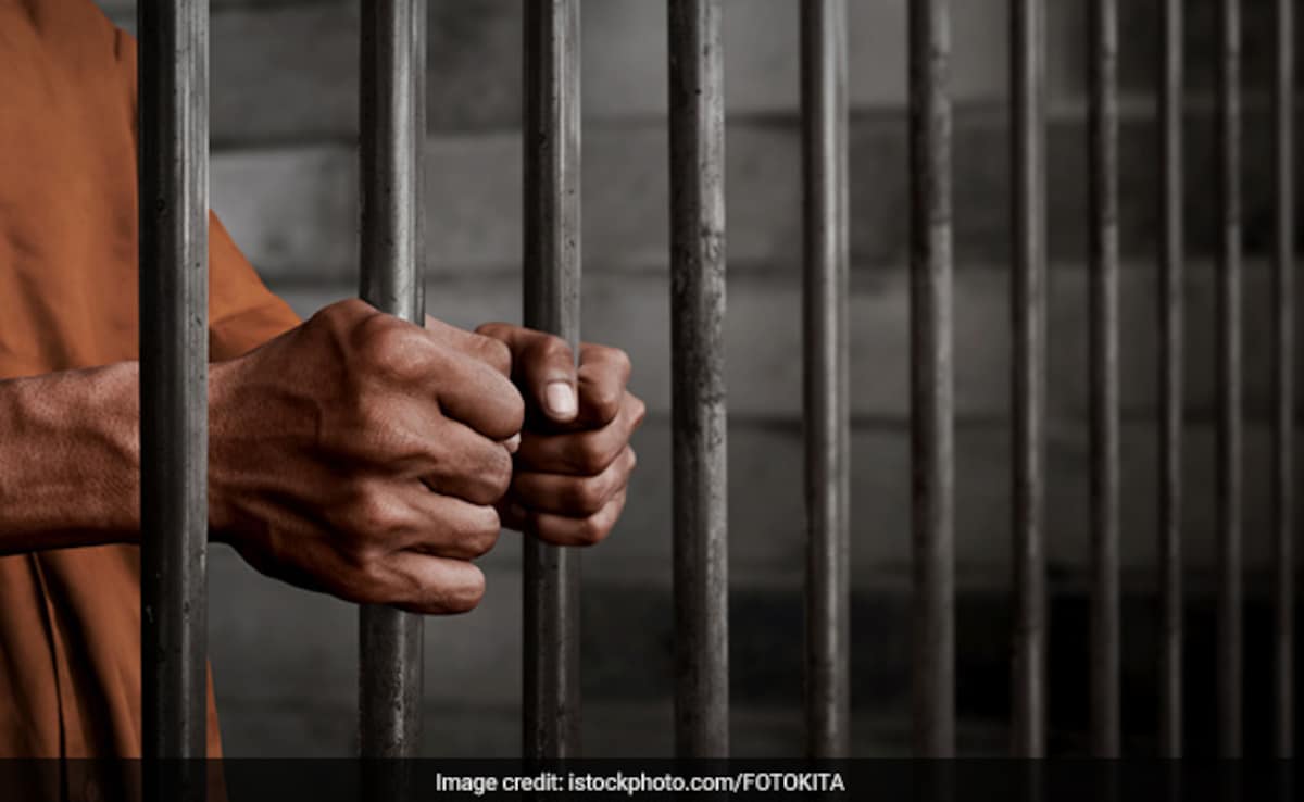 ట్రిపుల్ హత్యకు యుకె క్రాస్బో కిల్లర్ జీవితానికి జైలు శిక్ష అనుభవించాడు