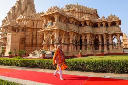 పిఎం మోడీ గుజరాత్‌లోని సోమ్నాథ్ ఆలయంలో ప్రార్థనలు అందిస్తుంది