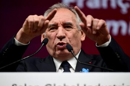 ఫ్రెంచ్ PM ట్రంప్ సుంకాలను ధిక్కరిస్తుంది