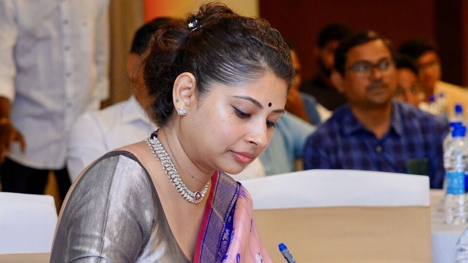 వివాదంలో ias స్మితా సబర్వాల్‌ .. అద్దె అద్దె కారుకు రూ రూ .61.