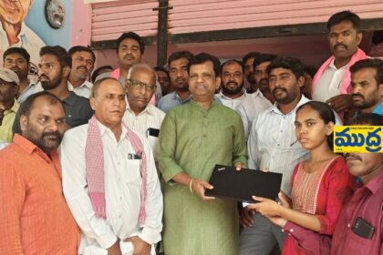 ఇంజనీరింగ్ చదువుతున్న పేద విద్యార్థినికి ఆర్థిక సహాయం అందచేత అందచేత