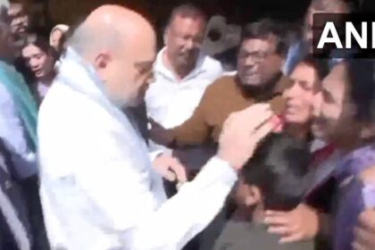 కన్నీళ్ళు, అమిత్ షా పహల్గామ్ టెర్రర్ దాడి నుండి బయటపడిన వారిని కలుసుకుంటాడు