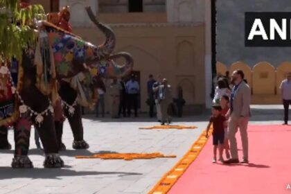 జెడి వాన్స్ ఏనుగులు స్వాగతించిన జైపూర్ సమీపంలో అమెర్ కోటను సందర్శిస్తాడు