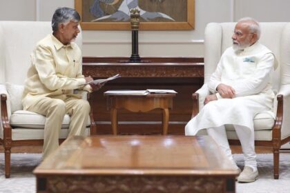 ప్రధాని మోదీతో సీఎం సీఎం చంద్రబాబు - అమరావతి అమరావతి పనులకు ఆహ్వానం ఆహ్వానం
