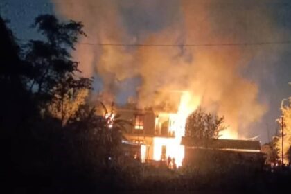 మణిపూర్లో WAQF బిల్లుపై నిరసనలు, బిజెపి నాయకుడి హౌస్ టార్చ్