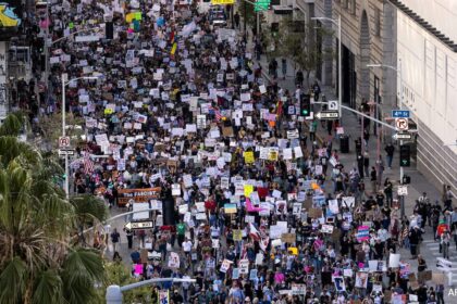 మా అంతటా డోనాల్డ్ ట్రంప్‌కు వ్యతిరేకంగా వేలాది మంది 'చేతులు ఆఫ్' నిరసనకారులు ర్యాలీ చేస్తారు