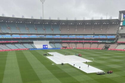 మెల్బోర్న్ క్రికెట్ మైదానంలో భద్రతా విచ్ఛిన్నం, చేతి తుపాకులు మరియు బుల్లెట్లను అక్రమంగా రవాణా చేసినందుకు ఇద్దరు వ్యక్తులు అరెస్టు చేశారు