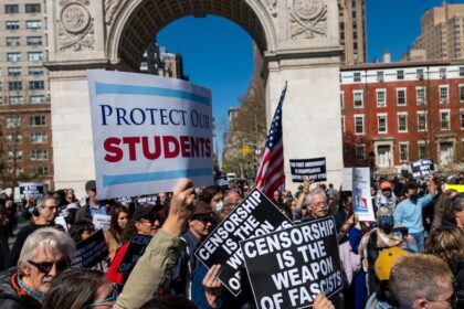 విద్యార్థులకు ట్రంప్ సర్కార్ షాక్ .. నెల నెల వెయ్యి మందికిపైగా మందికిపైగా వీసాలు!