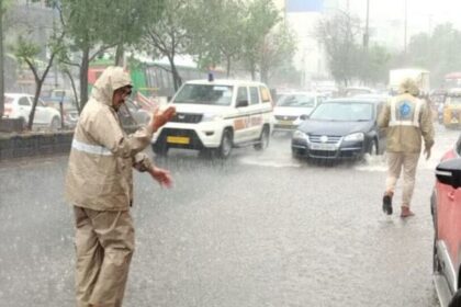 హైదరాబాద్ వర్షాలు: హైదరాబాద్‌లో హైదరాబాద్‌లో దంచికొట్టిన .. బయటకు రావొద్దని జీహెచ్ఎంసీ.