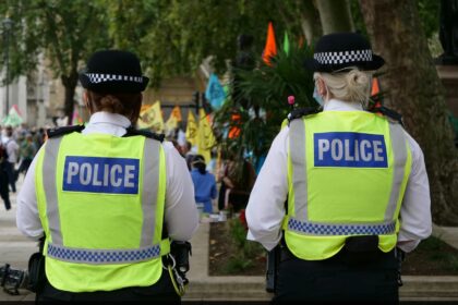 UK టీన్ మంటల్లో మరణించిన తరువాత 14 మంది పిల్లలను నరహత్య అనుమానంతో అరెస్టు చేశారు