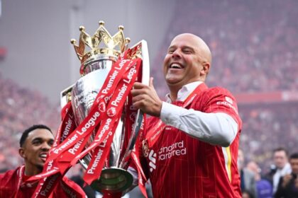 క్రిస్టల్ ప్యాలెస్ డ్రా తర్వాత లివర్‌పూల్ లిఫ్ట్ ప్రీమియర్ లీగ్ ట్రోఫీ