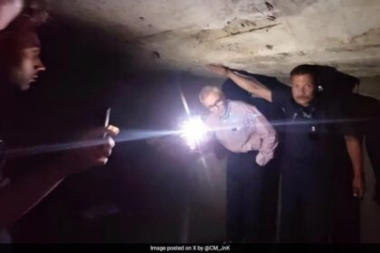 చేతిలో ఫ్లాష్‌లైట్, ఒమర్ అబ్దుల్లా జె & కె యొక్క కుప్వారాలో బంకర్లను తనిఖీ చేస్తుంది