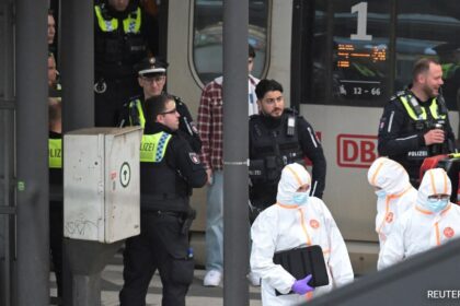 జర్మనీ హాంబర్గ్ స్టేషన్‌లో కత్తి దాడిలో కనీసం 12 మంది గాయపడ్డారు: నివేదిక