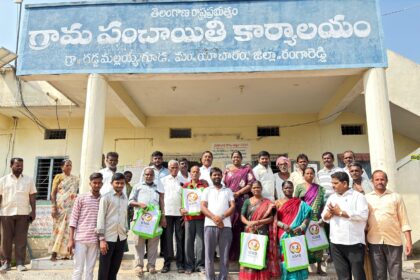 పంచాయతీ సిబ్బందికి దుస్తుల పంపిణీ చేసి వివాహానికి ఆహ్వానం ఆహ్వానం