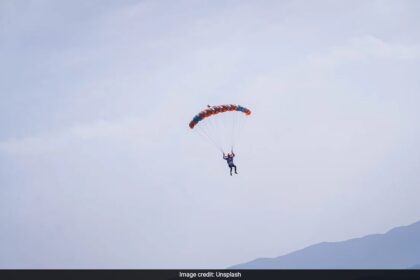 పారాచూటిస్ట్ UK లో సాధారణ జంప్ సమయంలో మరణిస్తాడు, స్కైడైవింగ్ సెంటర్ ఇది "ఉద్దేశపూర్వక చర్య" అని చెప్పింది