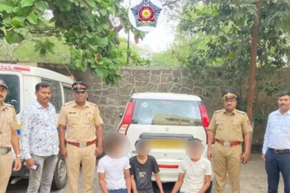 పురుషులు స్టంట్స్ చేస్తారు, ముంబై చెంబూర్లో కార్ల మీదుగా చేతులు పట్టుకున్నారు, పోలీసులను అరెస్టు చేశారు