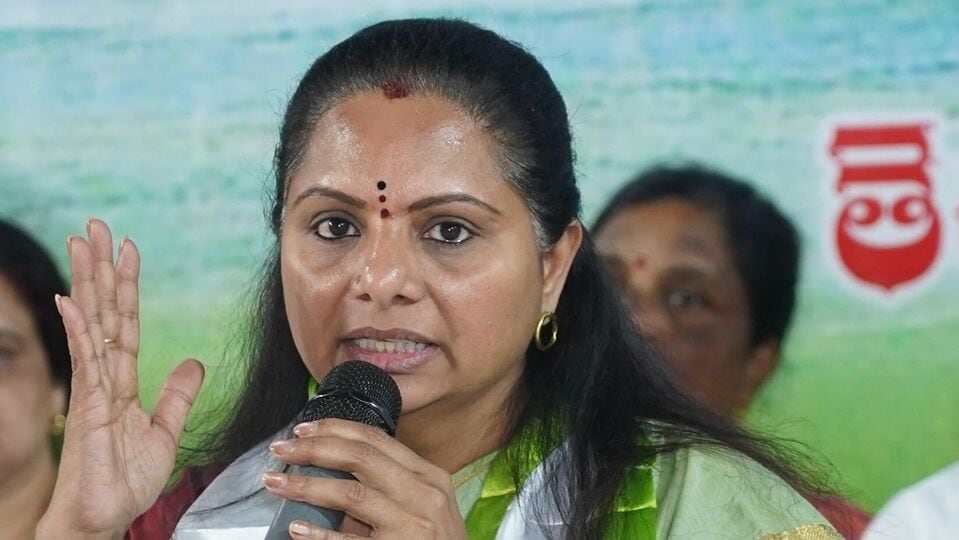 బీజేపీలో విలీనం చేసే కుట్ర కుట్ర జరుగుతోంది ..! ఇదేనా పార్టీని నడిపించడం…? ఎమ్మెల్సీ కవిత