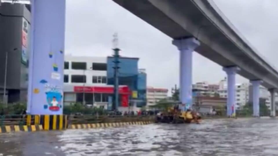 బెంగళూరు: భారీ వరదల కారణంగా కారణంగా రోడ్డు రోడ్డు మూసివేత మూసివేత ట్రాఫిక్ ట్రాఫిక్ ట్రాఫిక్ సూచన సూచన- బెంగళూరు హెచ్చరిక హోసూర్ రోడ్ భారీ వరద ట్రాఫిక్ కాప్స్ ఇష్యూ సలహా కారణంగా మూసివేయబడింది,