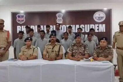 మావోయిస్టులకు మరో దెబ్బ .. పోలీసుల పోలీసుల ఎదుట లొంగిపోయిన 14 మంది .. ఇదే ఇదే బాటలో!