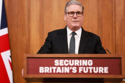 యుకె పిఎం కైర్ స్టార్మర్ ప్రధాన ఇమ్మిగ్రేషన్ సంస్కరణను ప్రకటించింది, 'సిగ్గుపడే భాష' కోసం నిందించబడింది