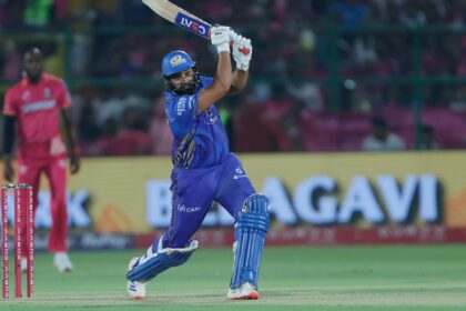 రోహిత్ శర్మ చారిత్రాత్మక ఘనతను మియిగా ఓడించటానికి ఆర్‌ఆర్‌గా అగ్రస్థానంలో నిలిచాడు