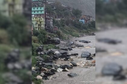 వరదలు దెబ్బతిన్న వాహనాలు, హిమాచల్ ప్రదేశ్ లోని బహుళ జిల్లాలకు 'పసుపు' హెచ్చరిక జారీ చేయబడింది