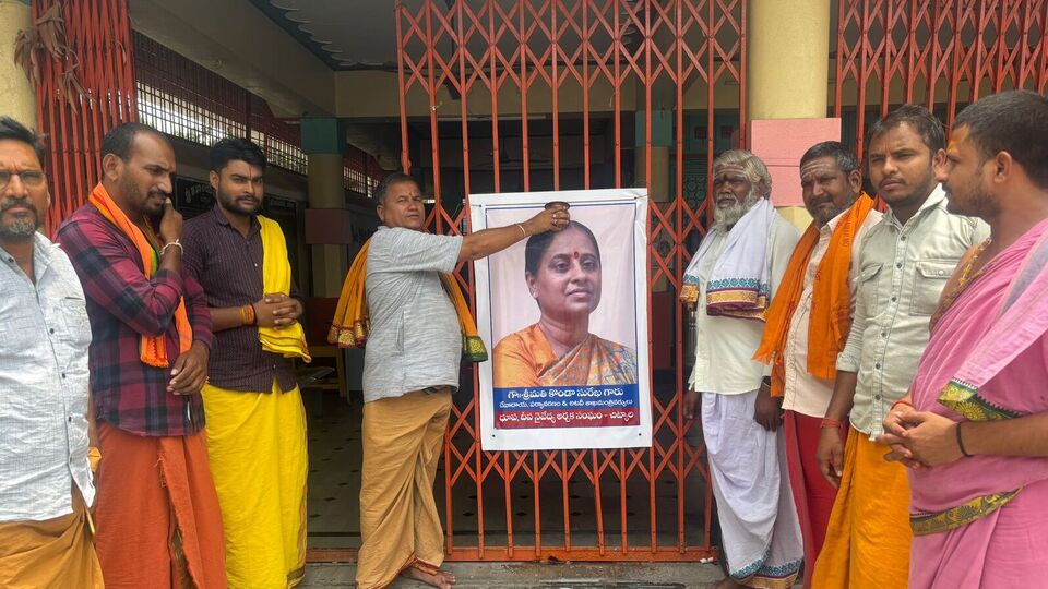 అర్చక, ఉద్యోగులకు గ్రాట్యుటీ పెంపు .. మంత్రి కొండా సురేఖ చిత్రపటానికి చిత్రపటానికి పాలాభిషేకం