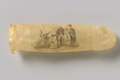 గొర్రె పేగు నుంచి నుంచి తయారు 200 ఏళ్ల ఏళ్ల నాటి కండోమ్ .. దానిపై బొమ్మలు బొమ్మలు!