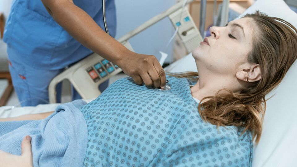 !! చనిపోయిన 8 నిమిషాలకు కళ్లు తెరిచిన మహిళ- మరణానంతర మరణానంతర జీవితం ఎలా ఉంటుందో ఉంటుందో ఉంటుందో ..- 8 నిమిషాలు మరణాన్ని అనుభవించిన తరువాత స్త్రీ తిరిగి ప్రాణం పోసుకుంది,