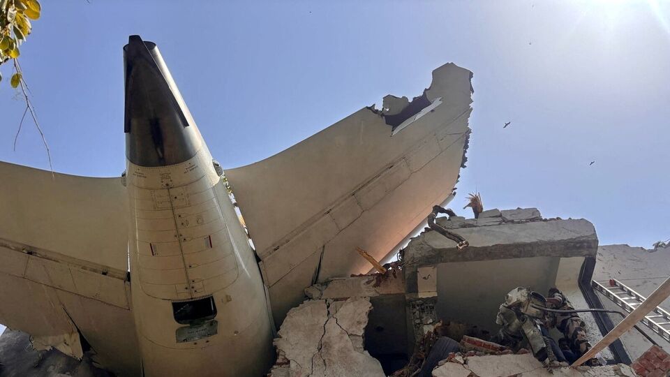 '' చుట్టూ చెల్లాచెదురుగా చెల్లాచెదురుగా మృతదేహాలు, క్షతగాత్రులు '' - విమాన ప్రమాదం చూసిన ప్రత్యక్ష సాక్షి సాక్షి- చాలా మృతదేహాలు ఎయిర్ ఇండియా విమానం క్రాష్ తరువాత ప్రత్యక్ష సాక్షులు అనుభవాన్ని తెలుపుతుంది,