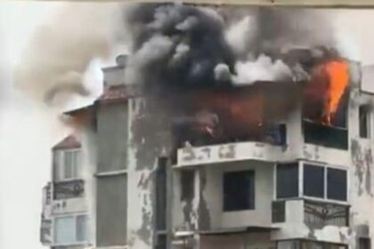 మంటలు చుట్టుముట్టడంతో భవనంపై నుంచి నుంచి దూకి తండ్రి తండ్రి ఇద్దరు ఇద్దరు కుమారుల కుమారుల మృతి- మృతి- తండ్రి 2 పిల్లలు Delhi ిల్లీలో అగ్ని నుండి తప్పించుకోవడానికి ద్వారకా ఫ్లాట్ నుండి దూకిన తరువాత చనిపోతారు,